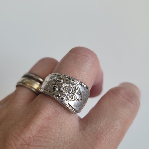 Rogers Vintage Repousse Floral Wrap Silver Spoon Ring Sz 6 - Picture 4 of 12